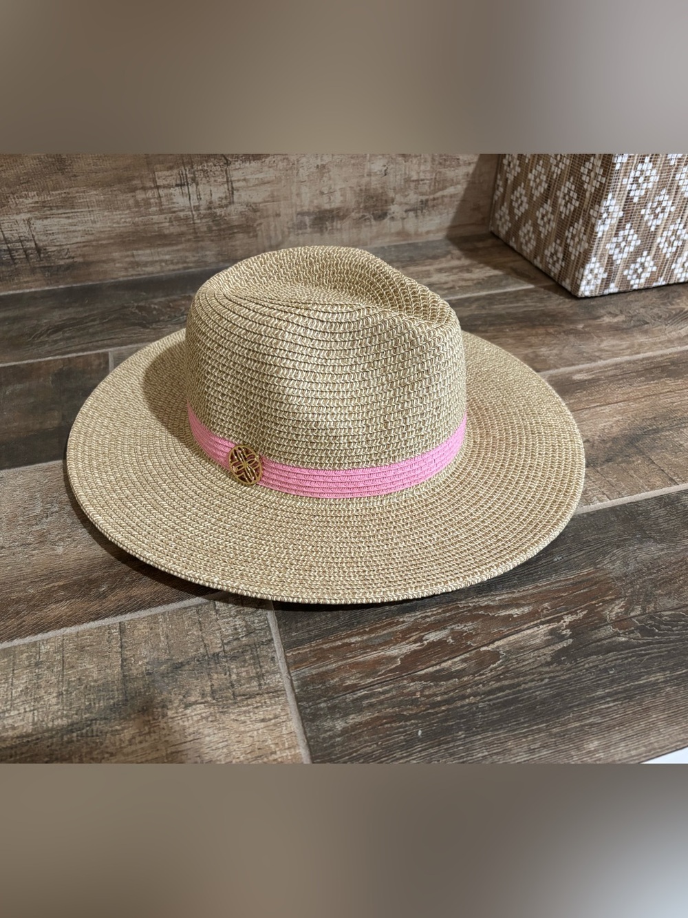 Lilly Pulitzer Shade Seeker Beige Straw Sun Hat with Pink Band and Gold Emblem - Picture 2 of 4
